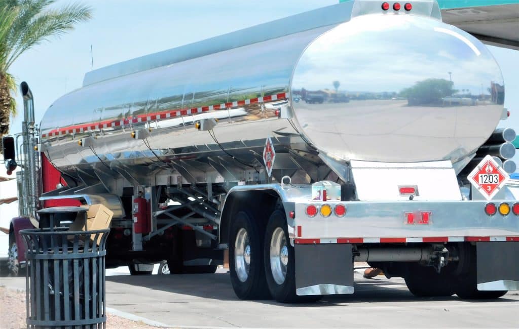 camion citerne transportant du fuel domestique