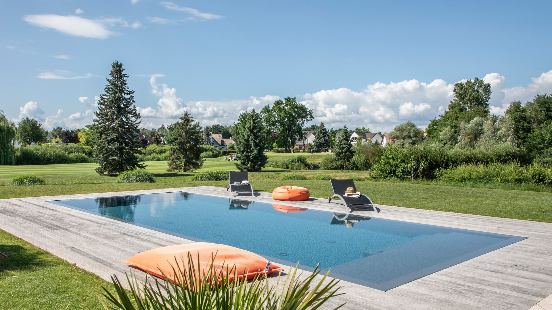piscine miroir pourquoi ce bassin d'exception exige un savoir faire hors du commun